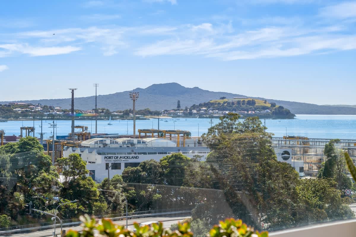 Modern CBD Stay with Harbour View Zodiak Stays | Photo 2