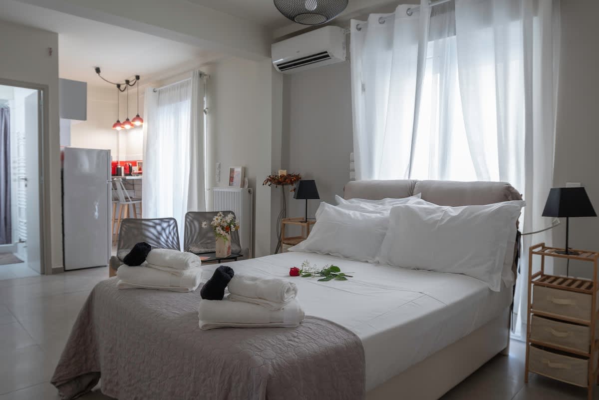 The Athenian Penthouse Studio - An Urban Haven — Athina, Greece — vacation rental