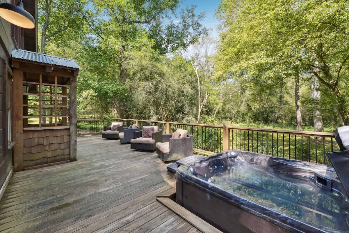 Spacious 2BD Riverfront Cabin|Hot Tub&Steam shower — Ellijay, GA — vacation rental