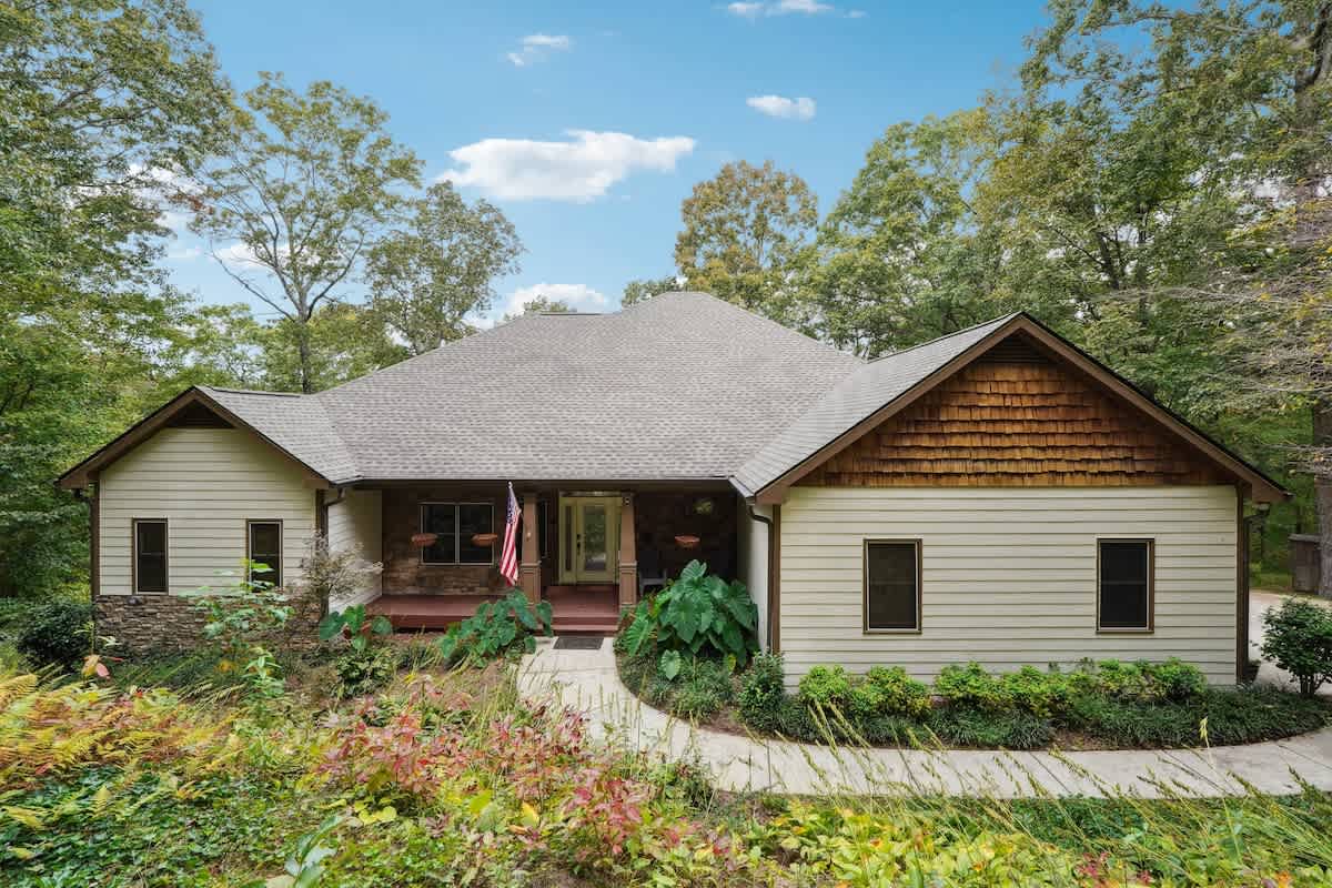 Private Mountain Cabin Near Ellijay Hot Tub Fireplace LR Views Family — Ellijay, GA — vacation rental