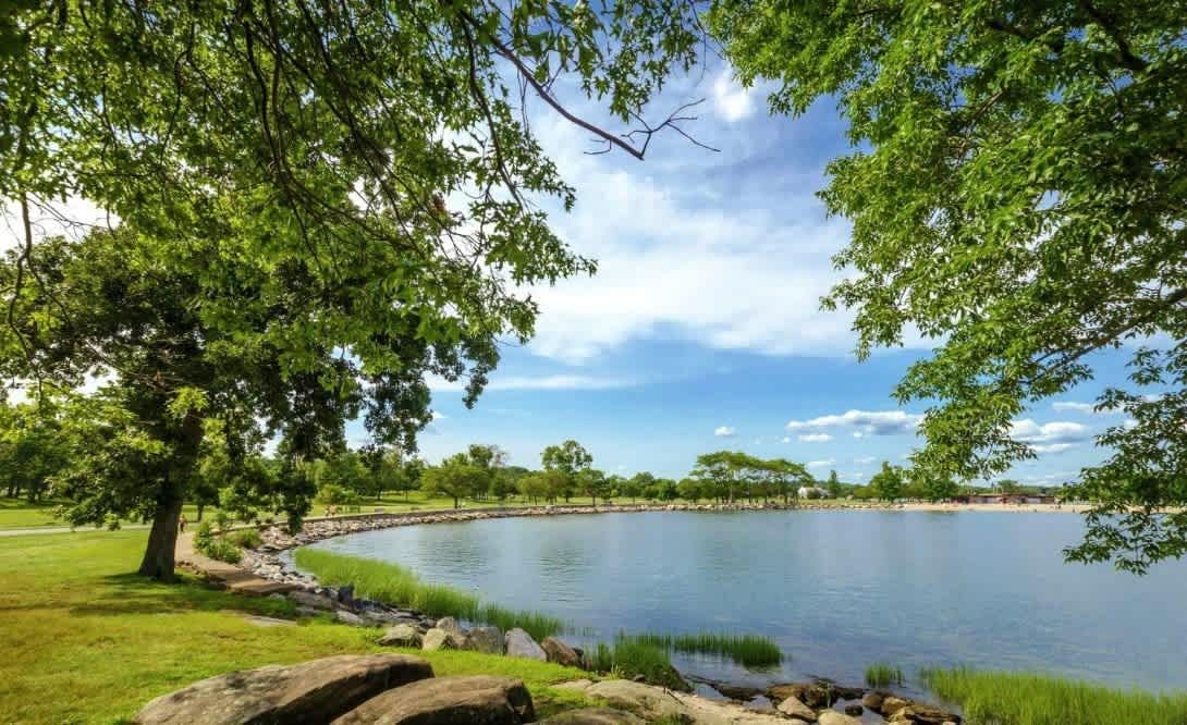 10 minute walk to the nearest park/beach