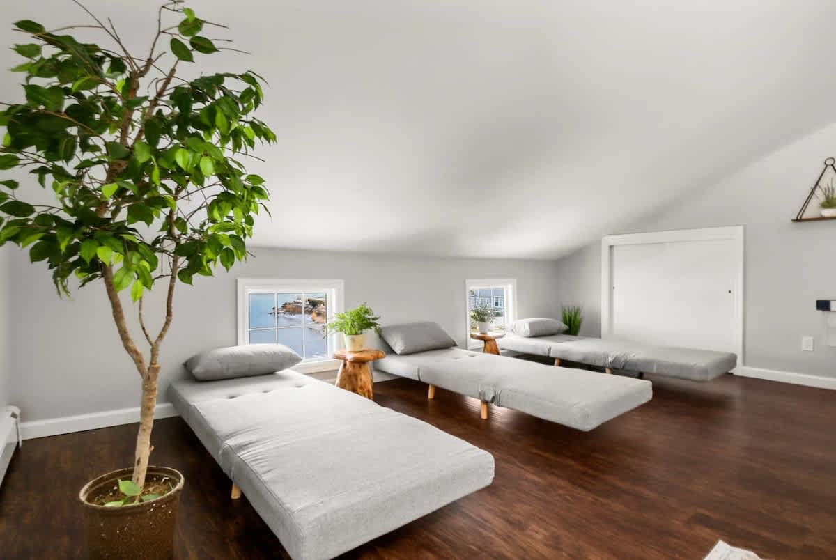 Additional sleeping beds/chairs