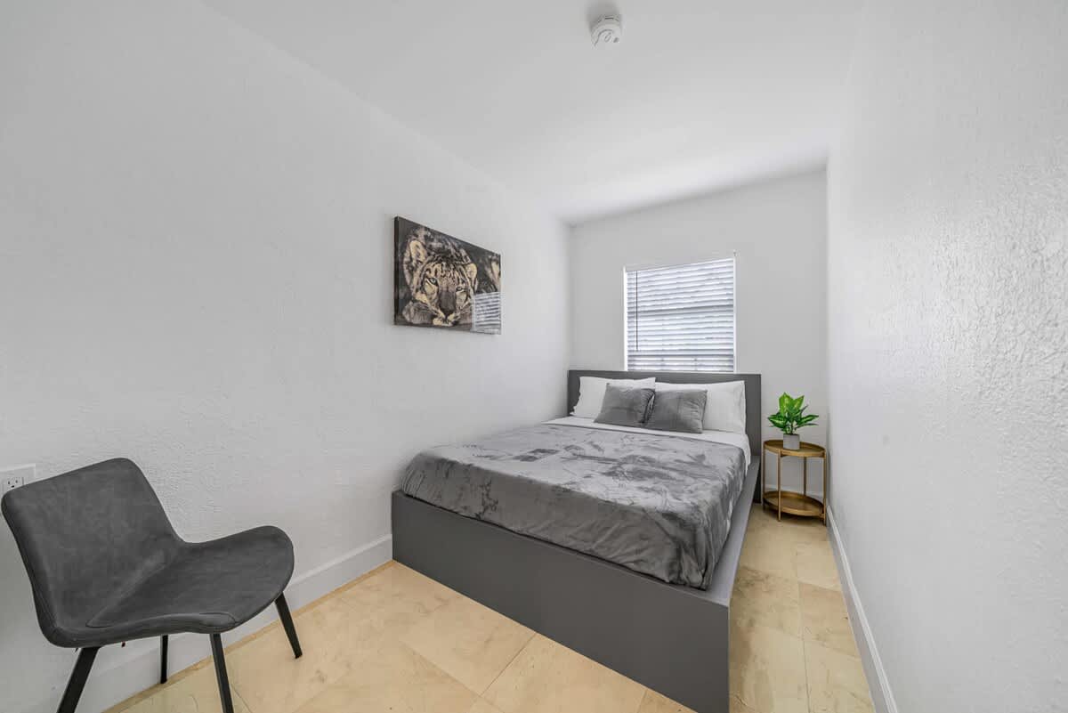 Fifth bedroom with queen size bed