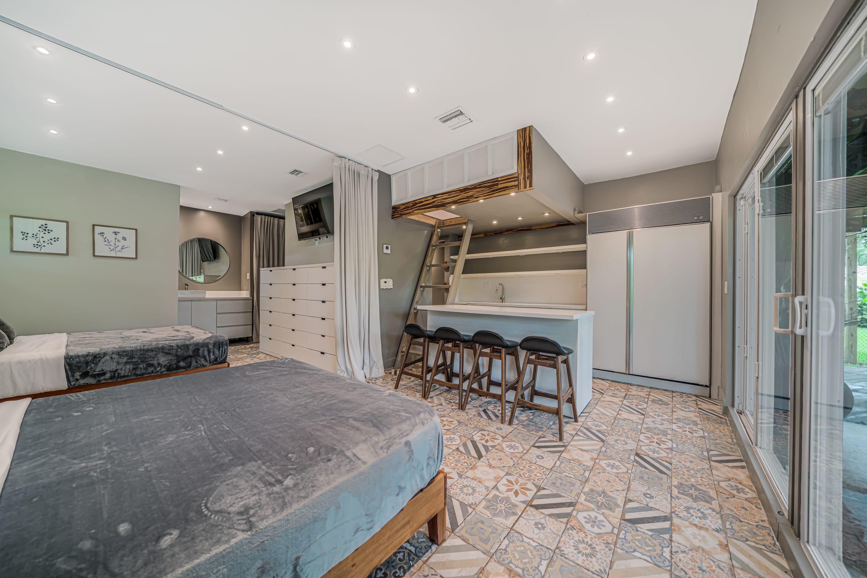 Guest bedroom with loft 