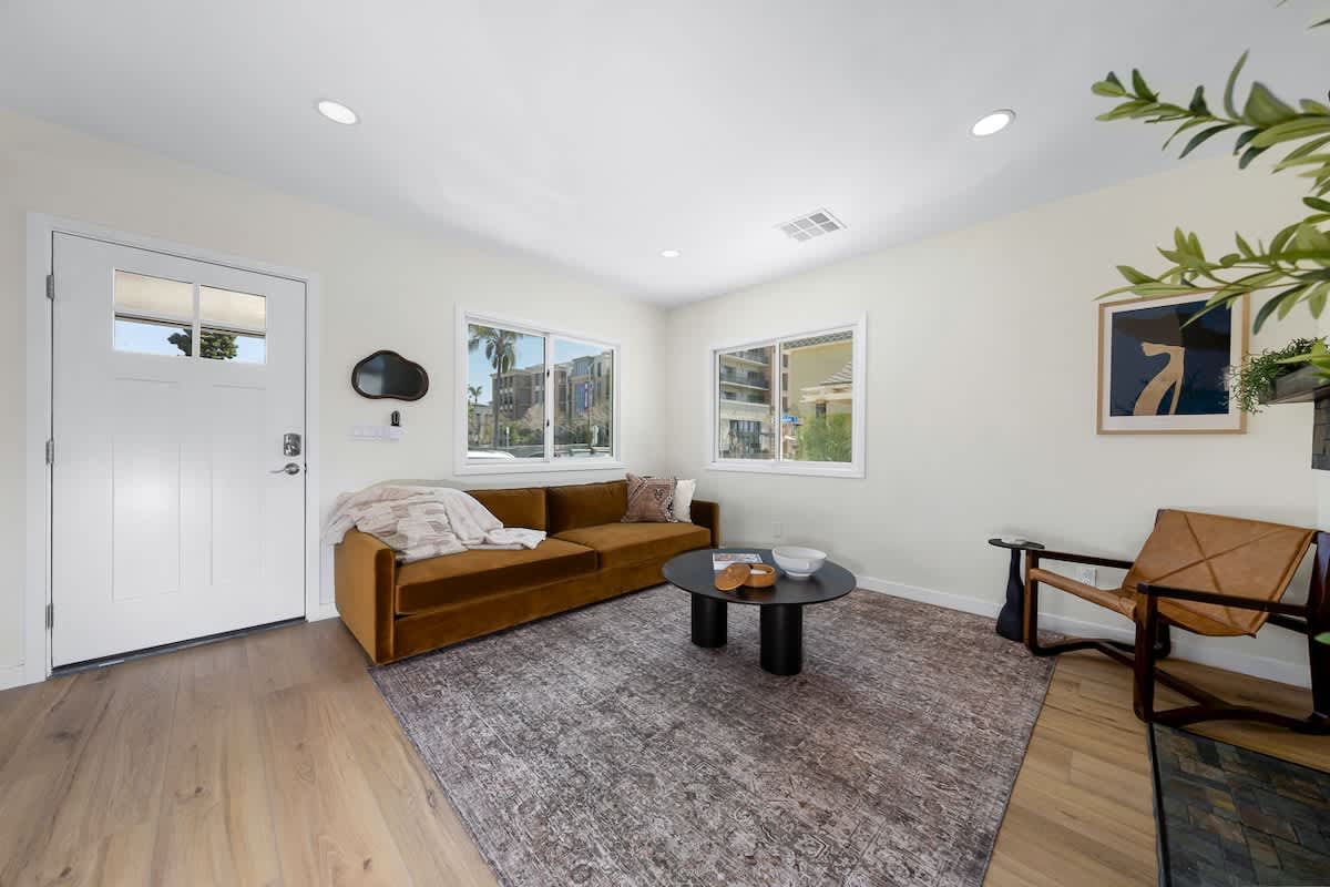 Modern Stylish Mission Hills Neighborhood Escape 9