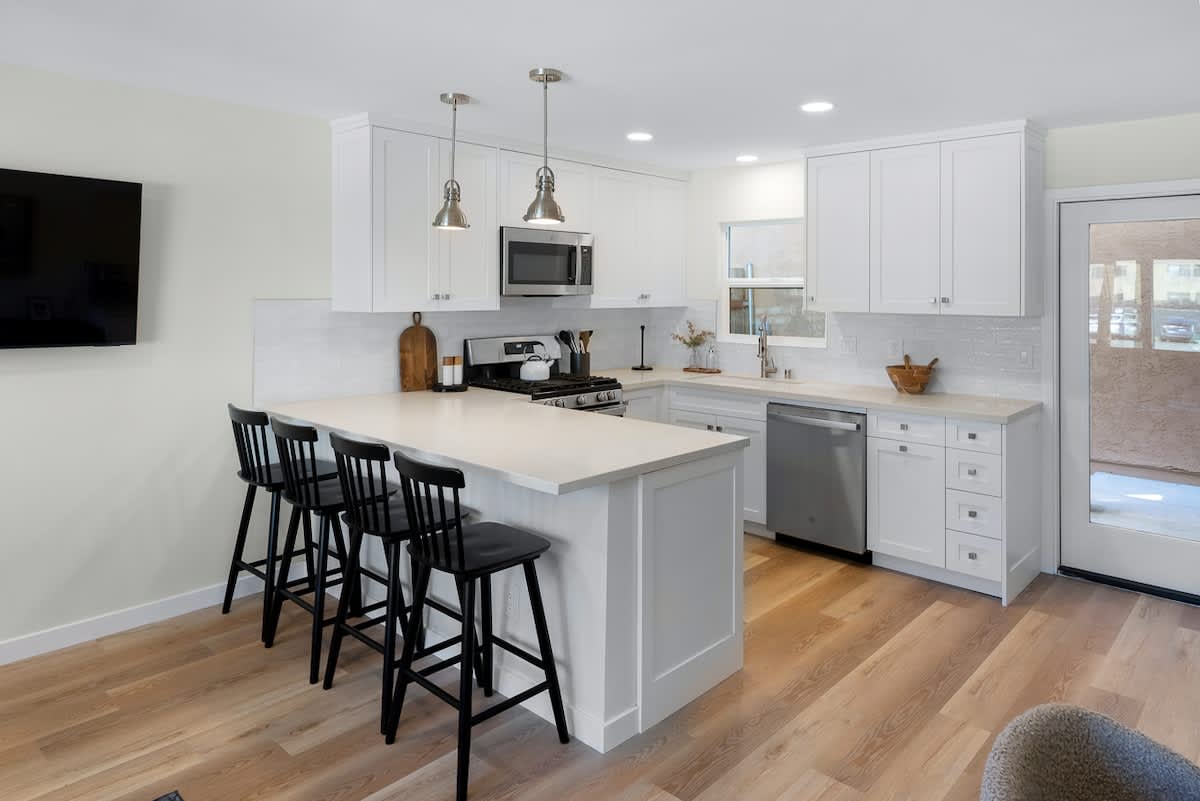 Trendy Mission Hills Condo 2 Bedrooms w Parking | Photo 2
