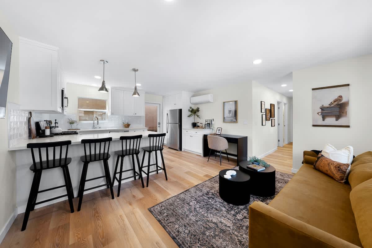 Trendy Mission Hills Condo 2 Bedrooms w Parking