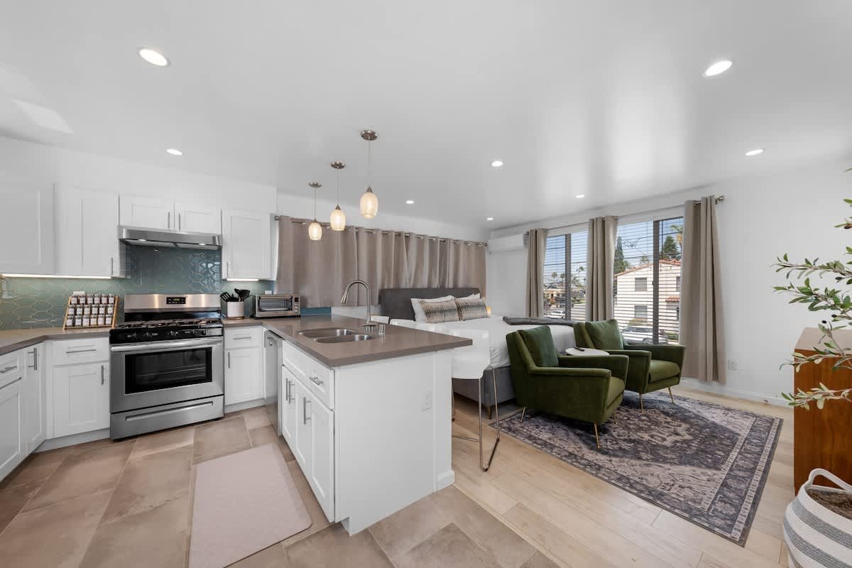 Modern Urban Escape Rooftop Walkable Fun | Photo 2