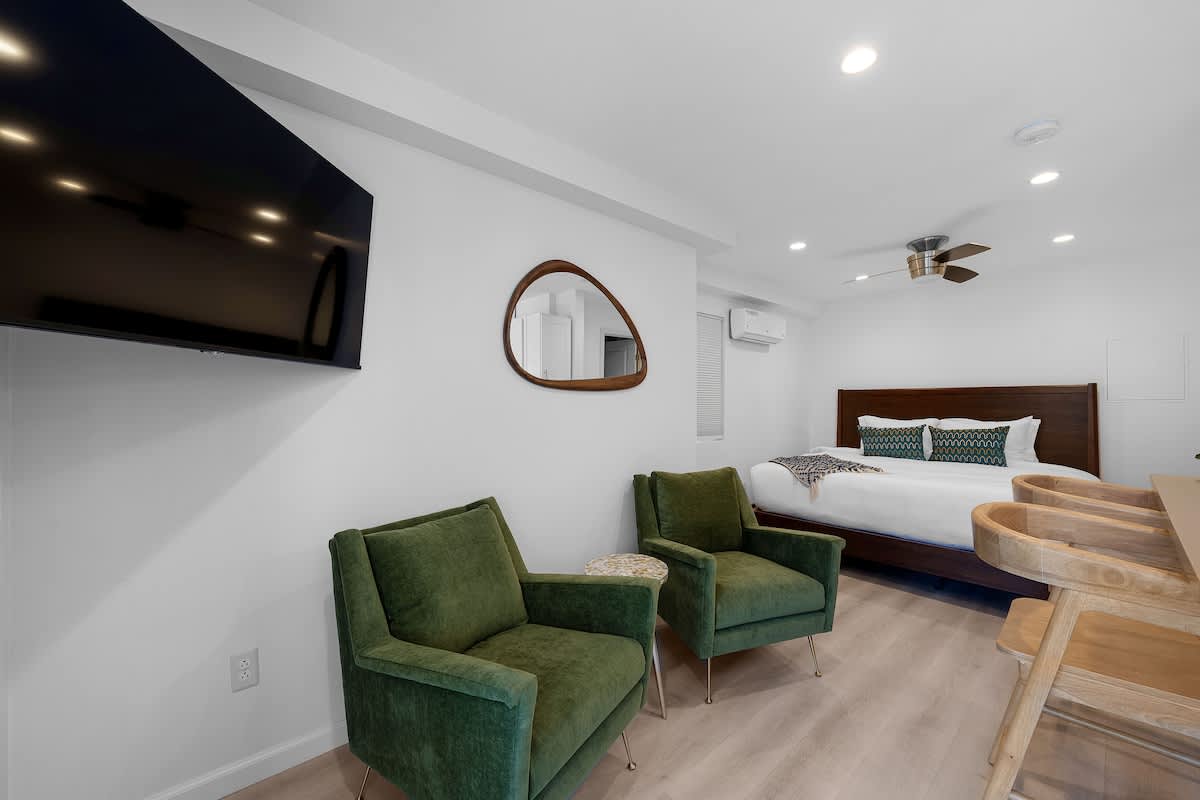 Stylish Studio with Big Patio 9