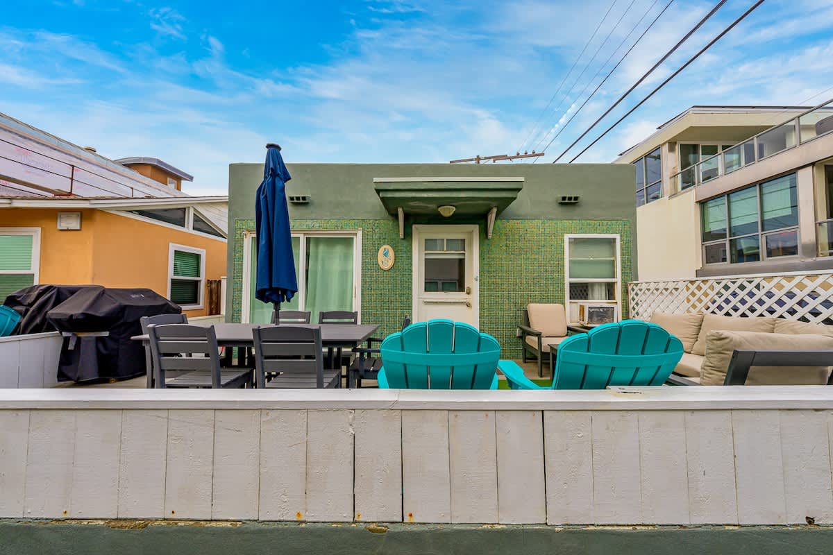 Homey Cottage w Ocean View Patio