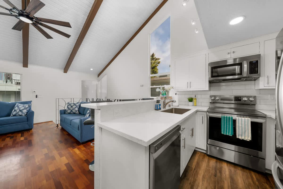 Sunny Beach Escape Steps to Ocean Bay | Photo 2