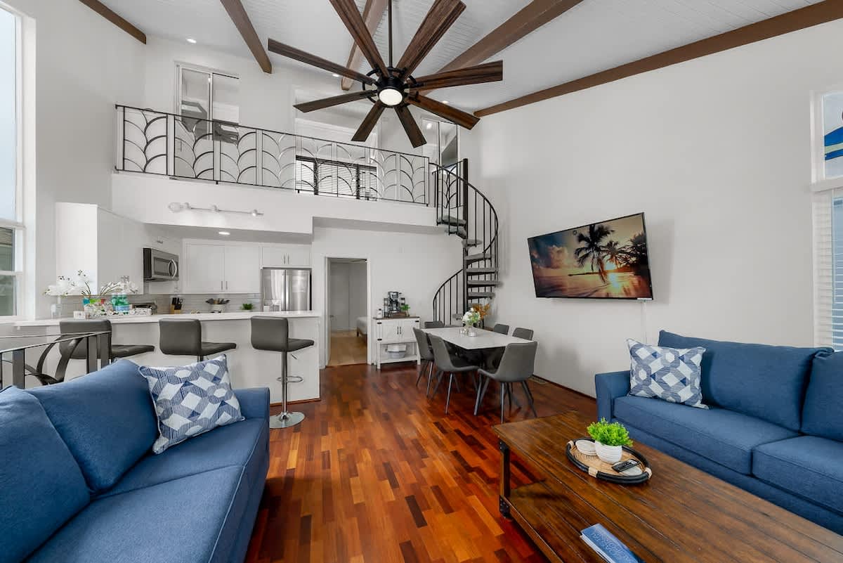 Sunny Beach Escape Steps to Ocean Bay