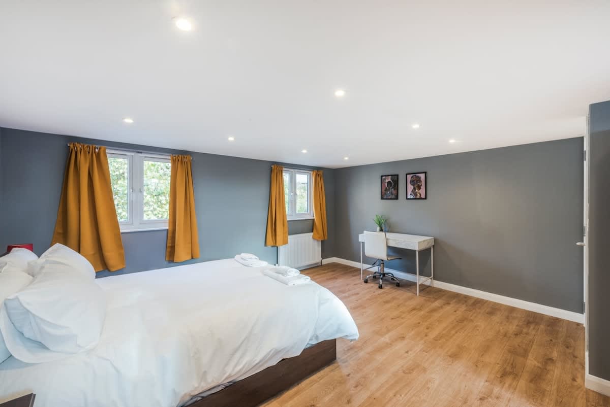 Family Home in New Cross: Garden, Parking & Pets!