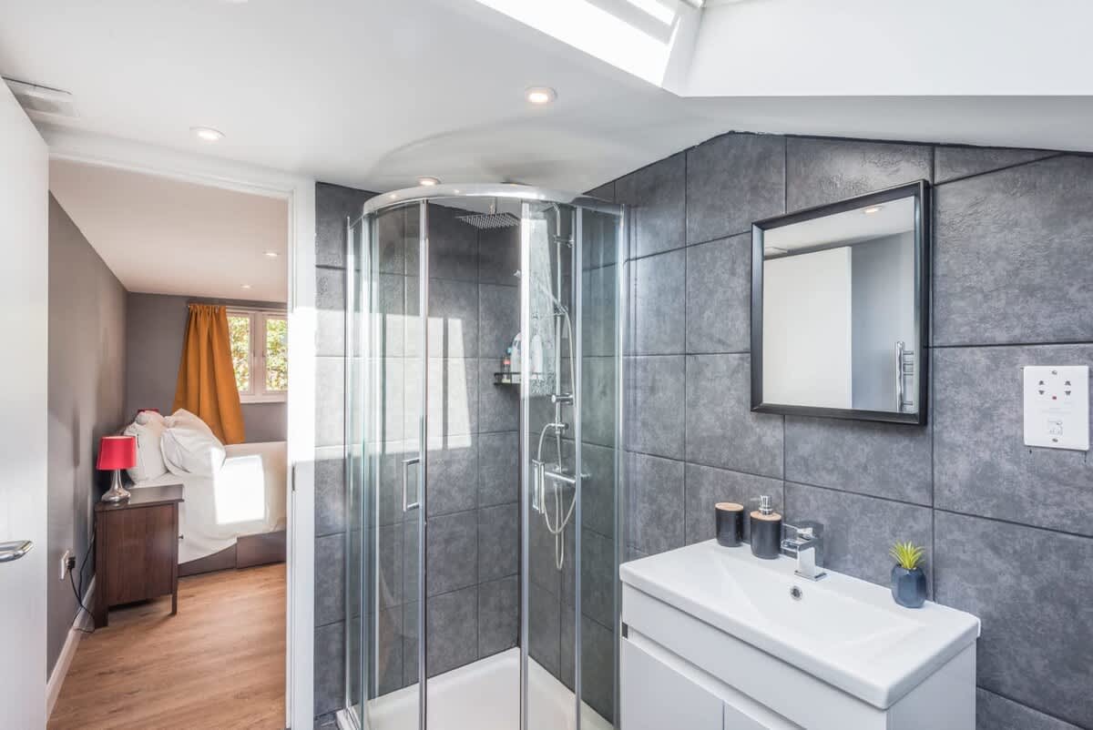 Family Home in New Cross: Garden, Parking & Pets!
