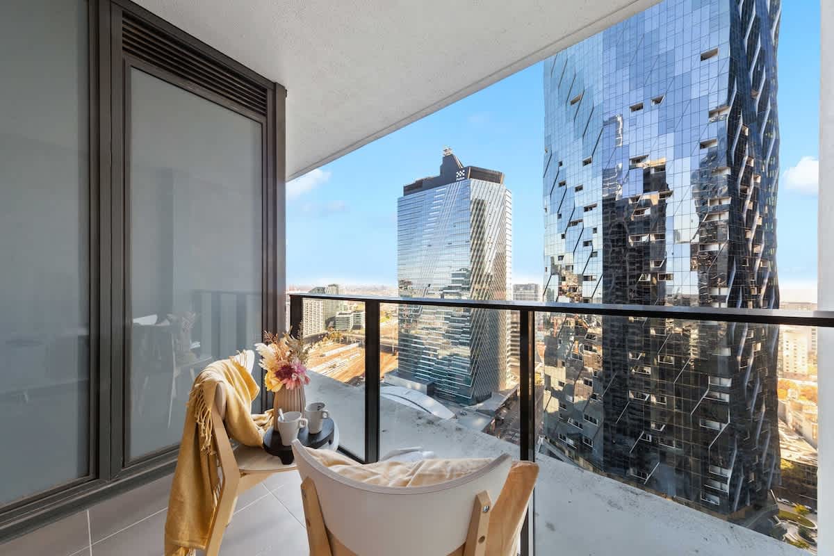 Modern Apartment Steps from Central Station — Melbourne, Victoria — vacation rental