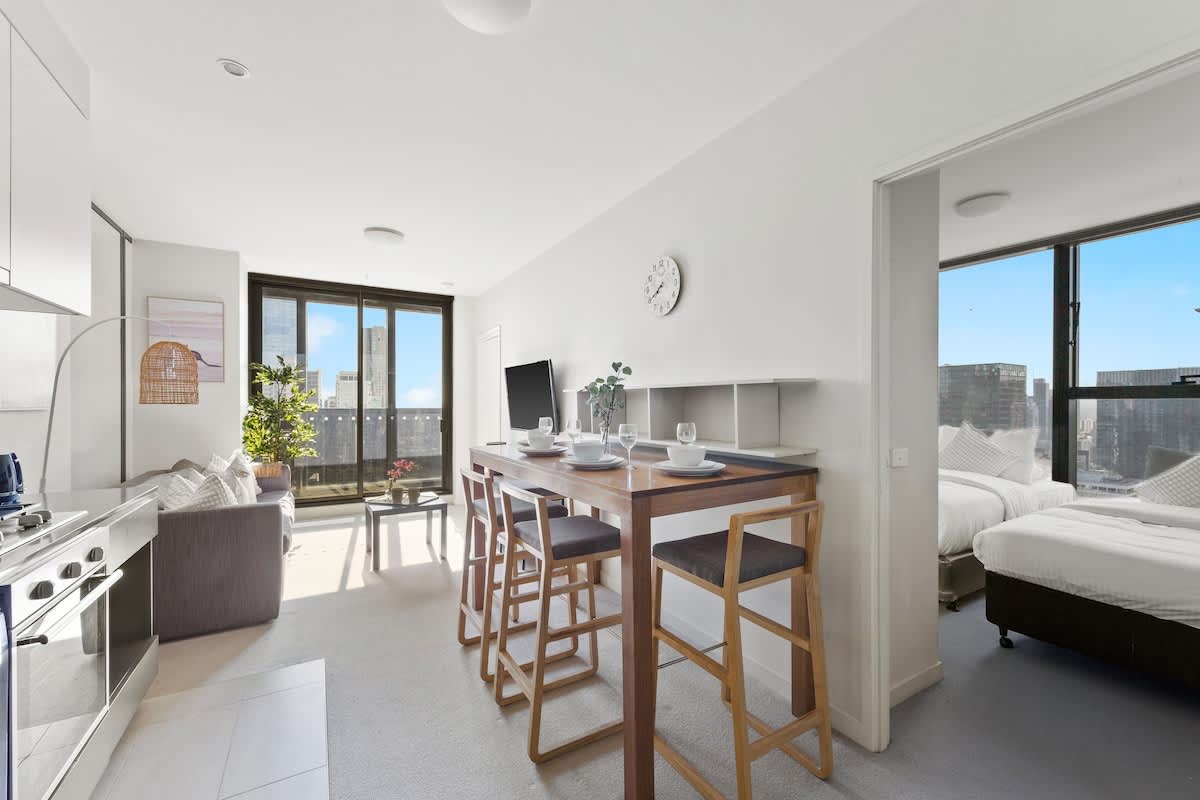 Modern 2BR on Collins, Skyline Views & Parking — Melbourne, Victoria — vacation rental