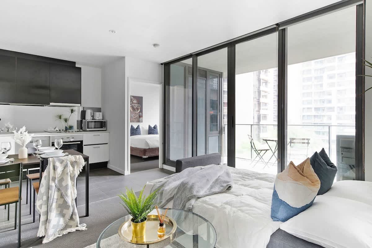 A Spacious 2BR Apt, Walk to Southern Cross Station — Melbourne, Victoria — vacation rental