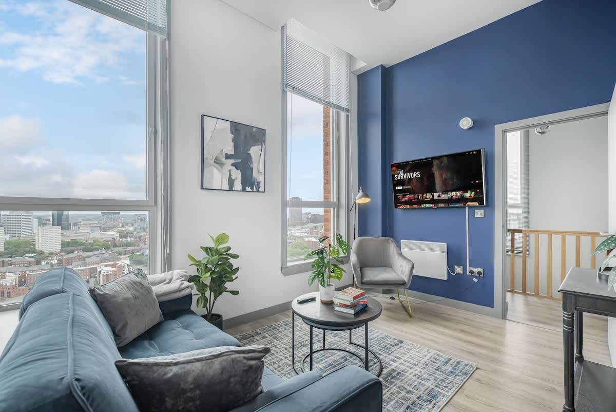 Skyline Views 3-Bed Penthouse w/ Balcony — West Midlands, England — vacation rental