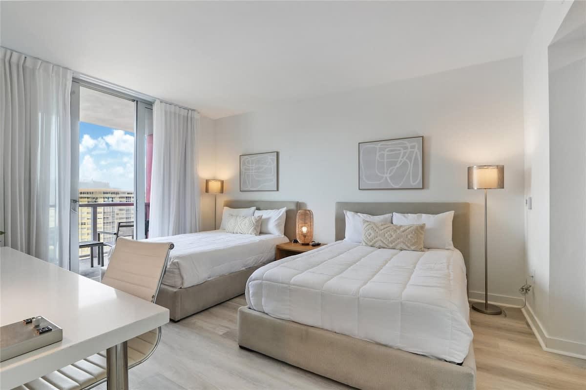 Amazing Studio with Balcony & Pool — Hallandale Beach, FL — vacation rental