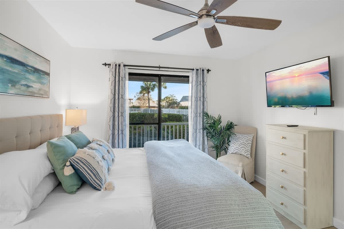 Bedroom 1: King bed, Smart TV
