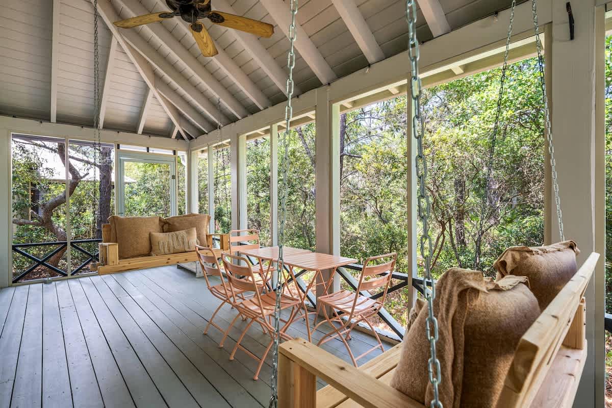The Story House | Walk To Beach | Pet Friendly
