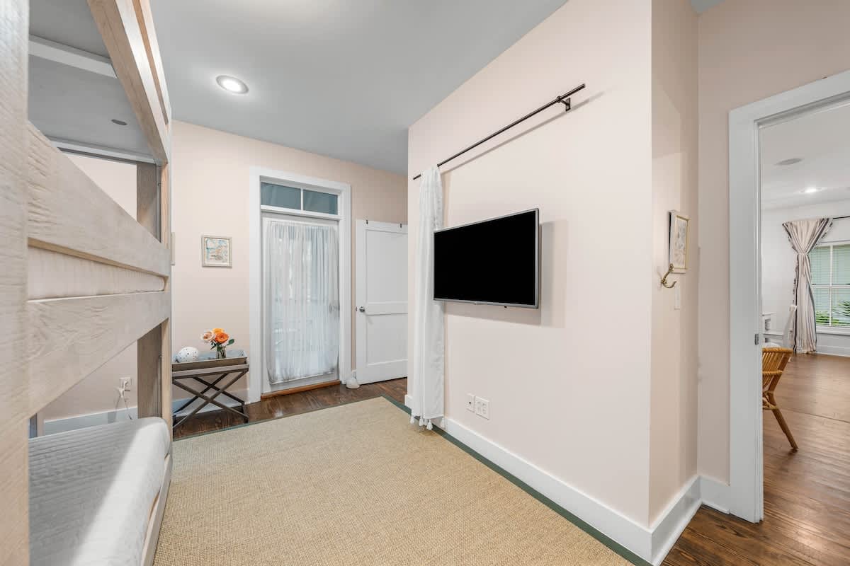 The Story House | Walk To Beach | Pet Friendly