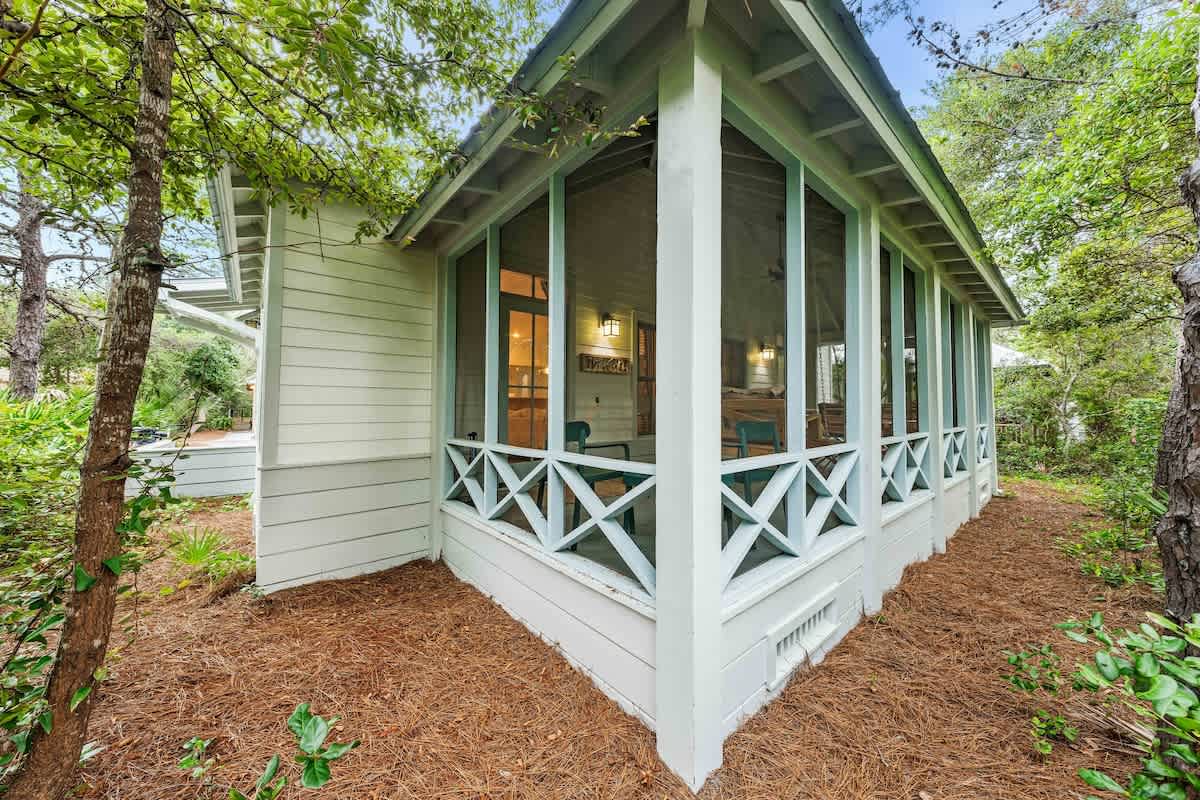 The Story House | Walk To Beach | Pet Friendly