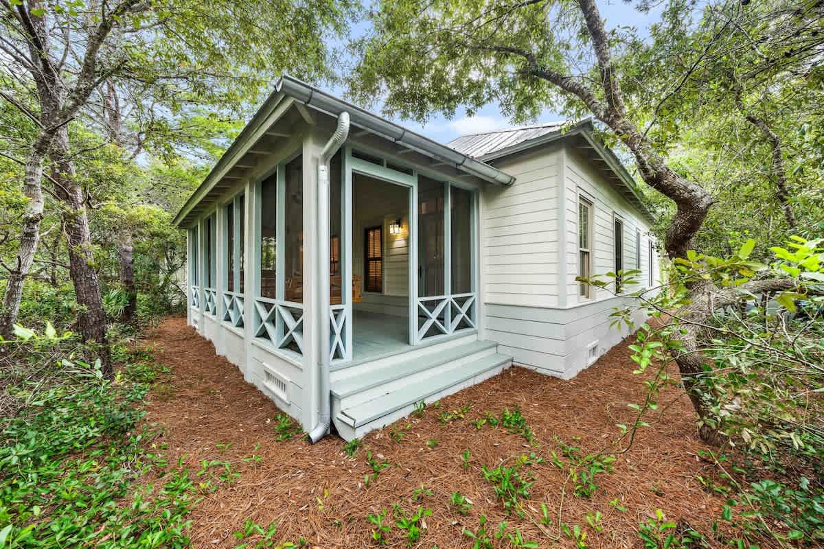 The Story House | Walk To Beach | Pet Friendly