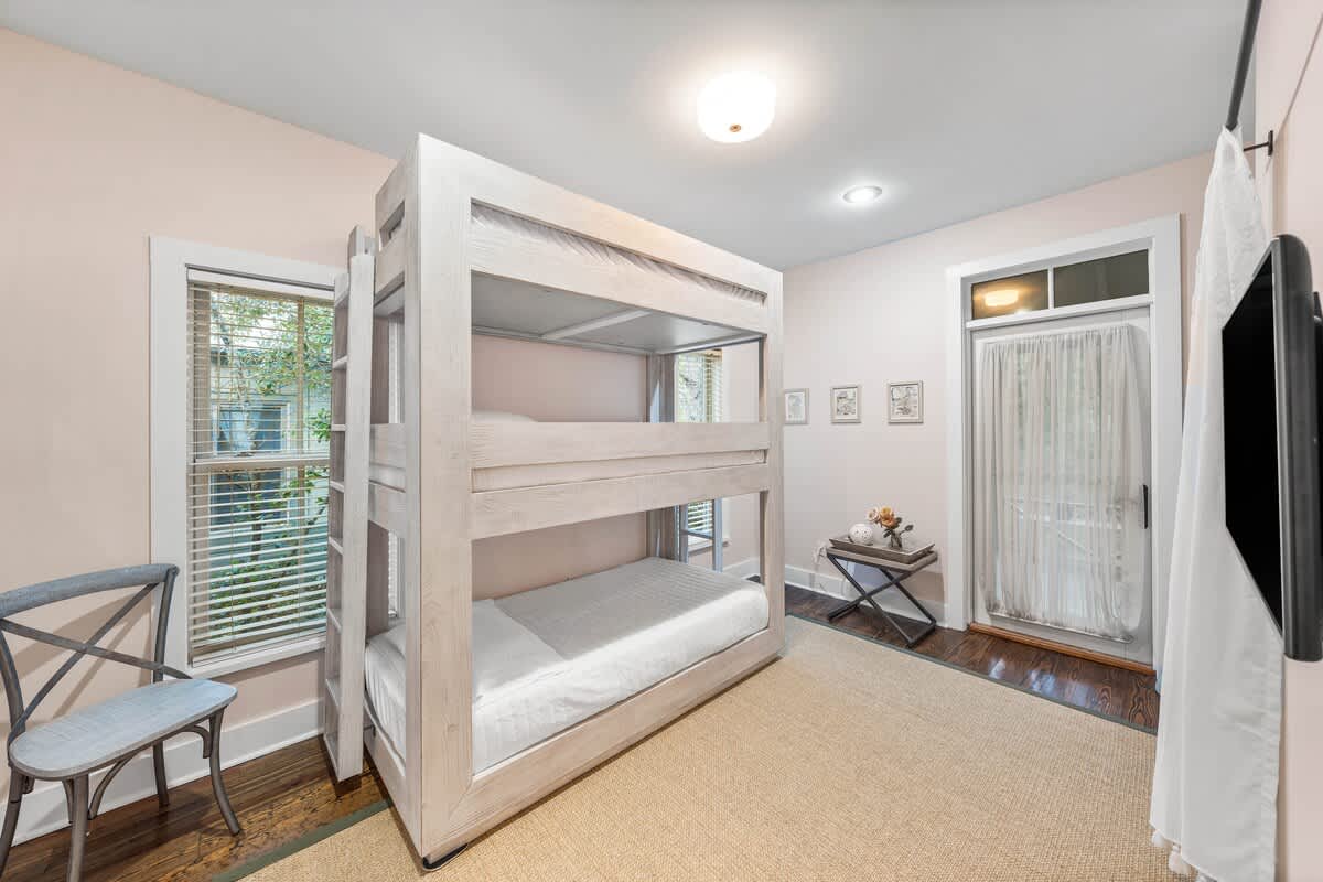 The Story House | Walk To Beach | Pet Friendly