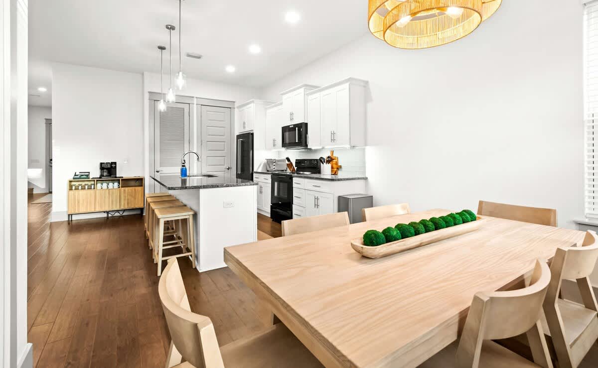 Sleeps 15 | Walk to Beach | 6-Seat Golf Cart