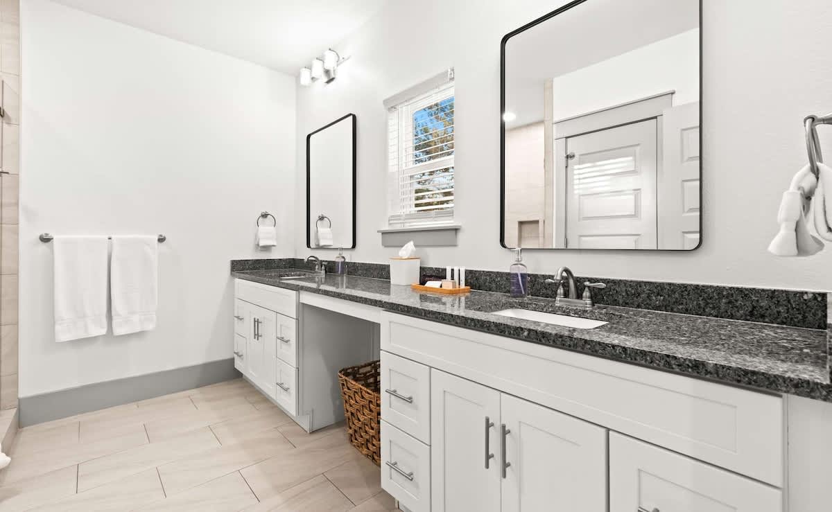 Sleeps 15 | Walk to Beach | 6-Seat Golf Cart