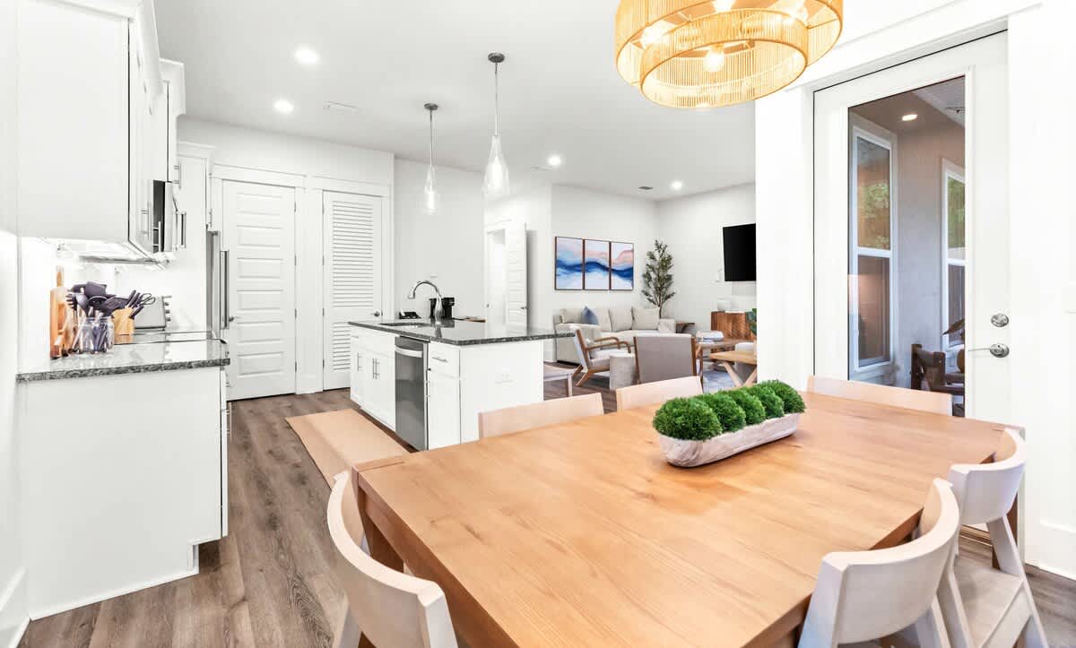 Walk To Beach | Sleeps 15| 6-Person Golf Cart