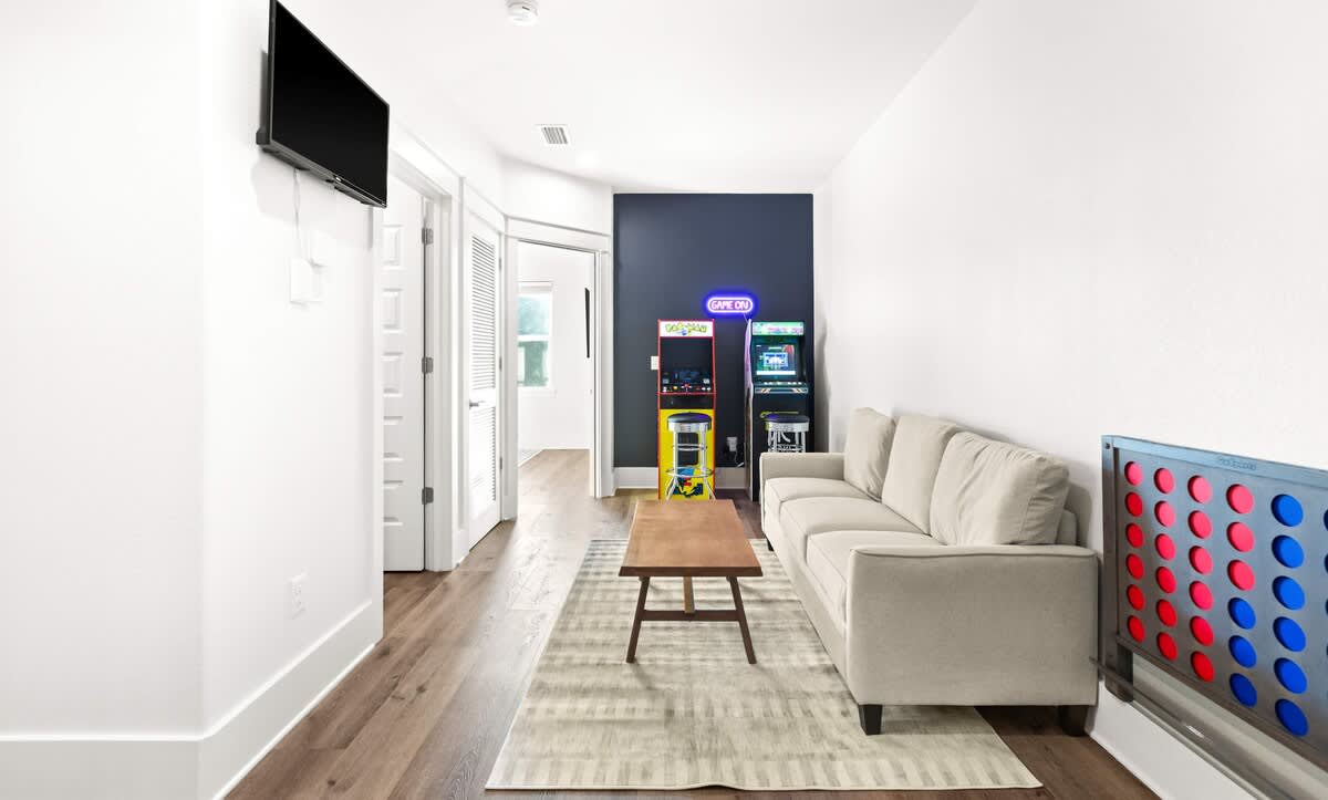 Walk To Beach | Sleeps 15| 6-Person Golf Cart