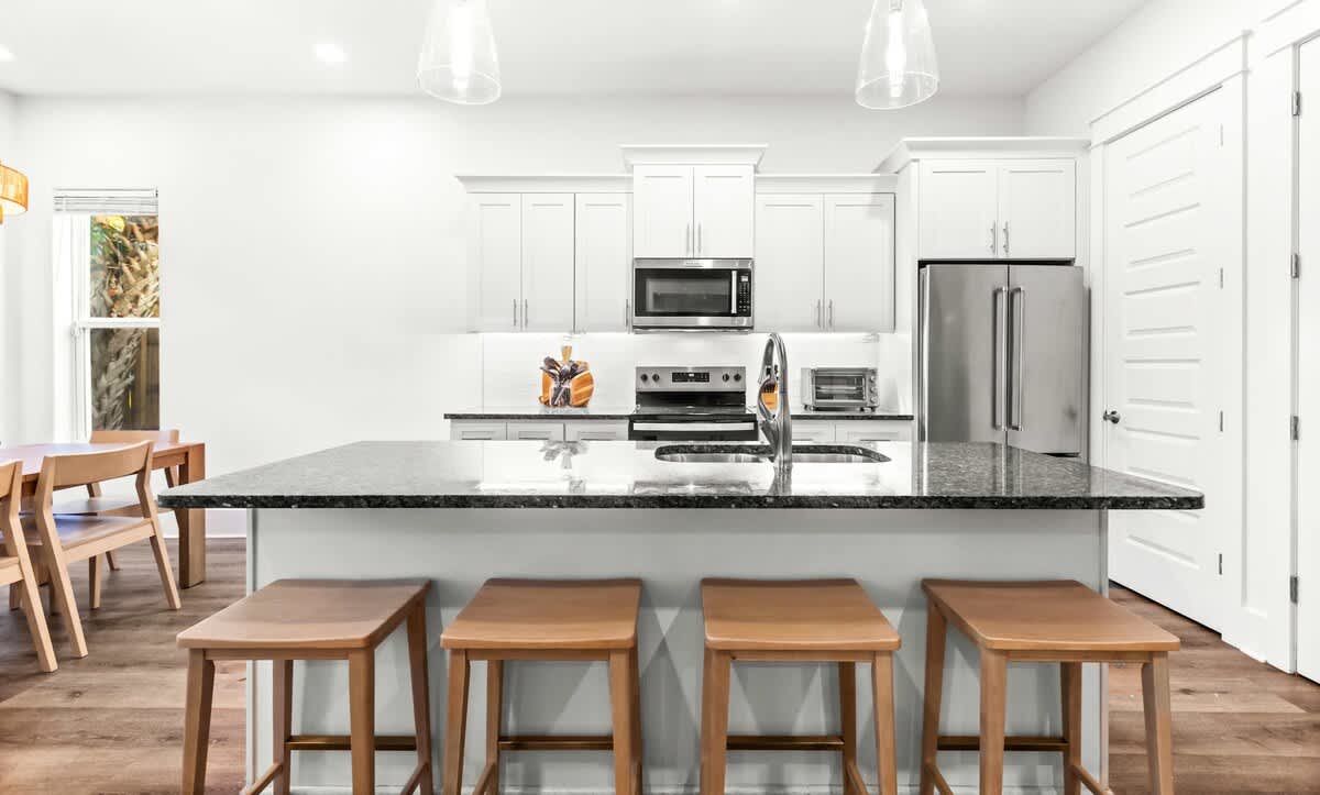 Walk To Beach | Sleeps 15| 6-Person Golf Cart