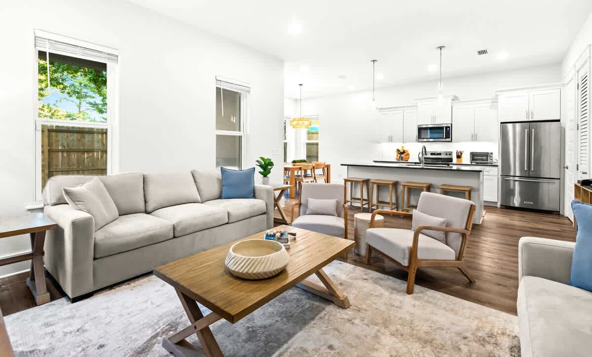 Walk To Beach | Sleeps 15| 6-Person Golf Cart