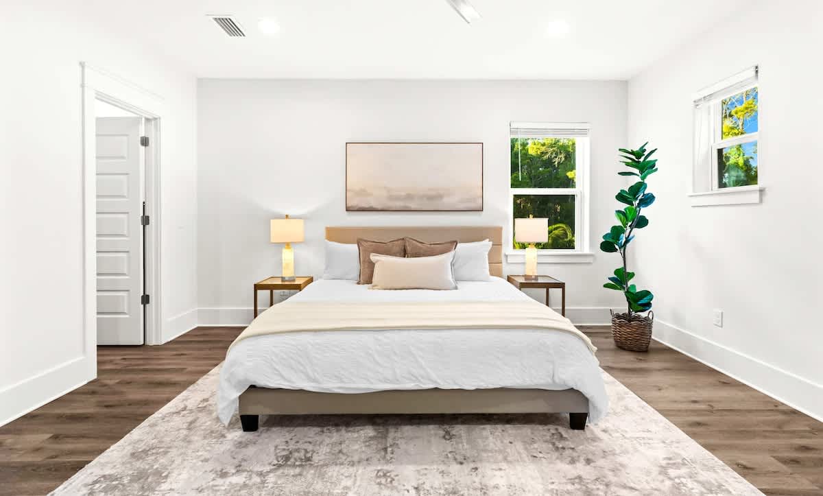 Bedroom 3: King bed, walk-in closet, Smart TV [upper floor] 