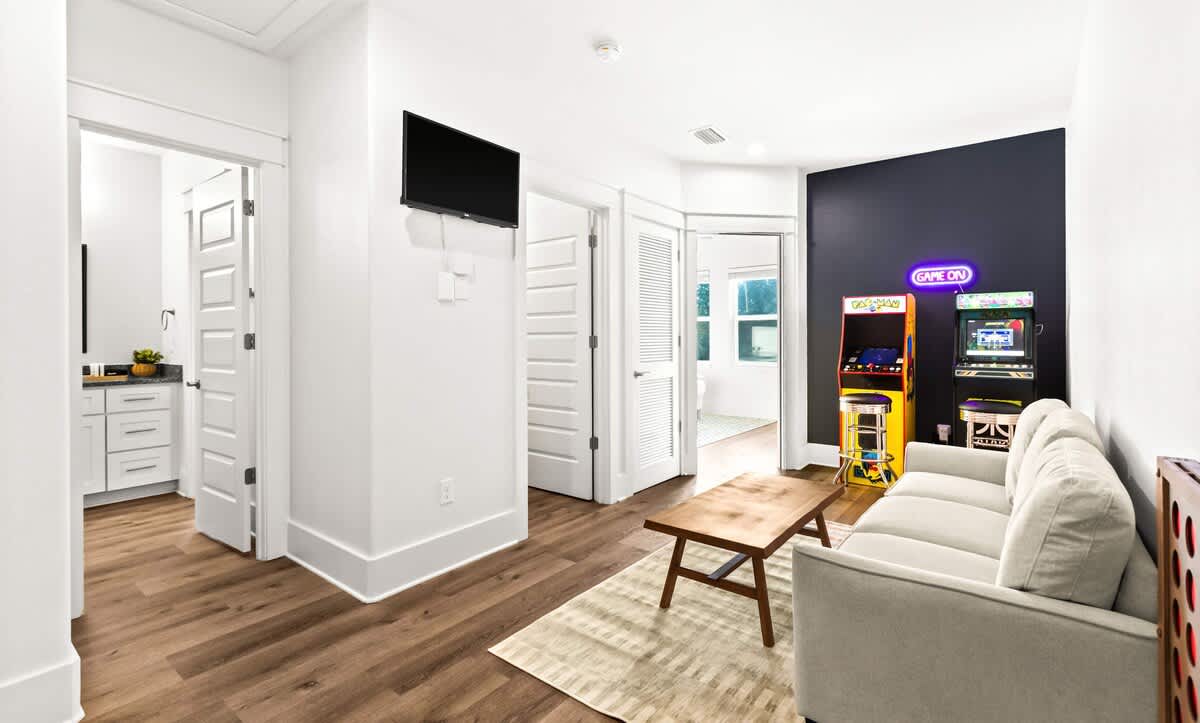 Walk To Beach | Sleeps 15| 6-Person Golf Cart