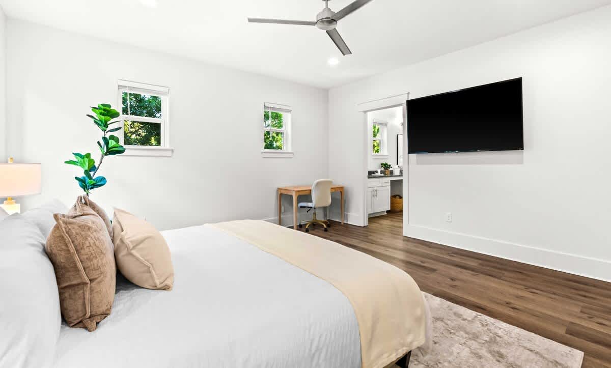 Walk To Beach | Sleeps 15| 6-Person Golf Cart