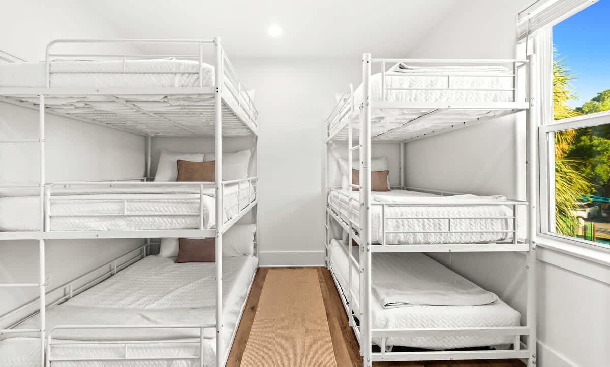 Walk To Beach | Sleeps 15| 6-Person Golf Cart