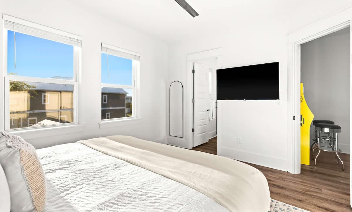 Walk To Beach | Sleeps 15| 6-Person Golf Cart