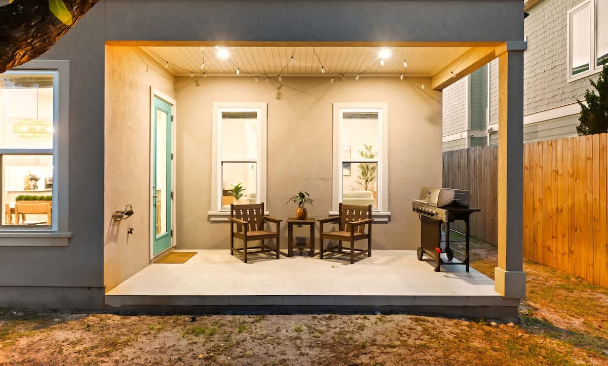 Patio: Gas grill, private backyard access 