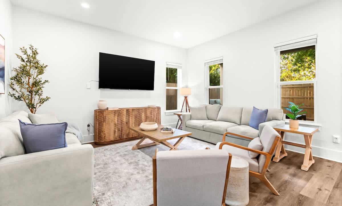 Walk To Beach | Sleeps 15| 6-Person Golf Cart