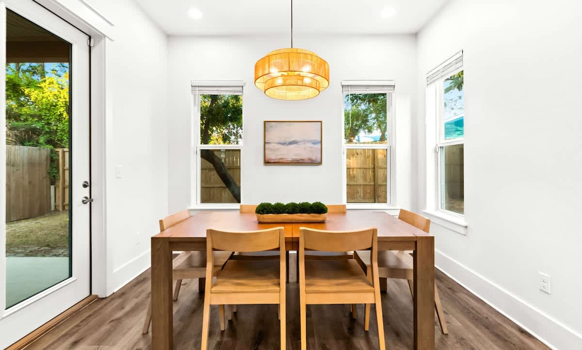 Dining area: 6-person dining table, 4 barstools 