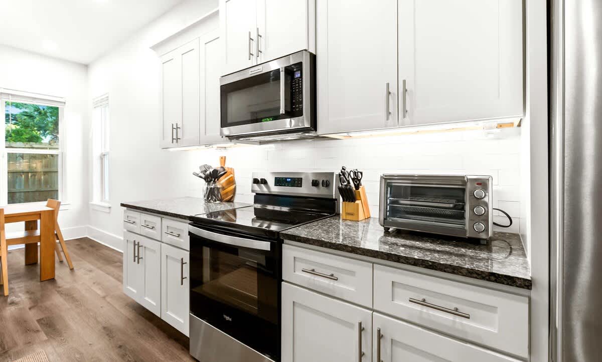 Walk To Beach | Sleeps 15| 6-Person Golf Cart