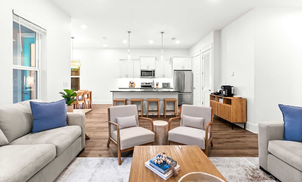 Walk To Beach | Sleeps 15| 6-Person Golf Cart