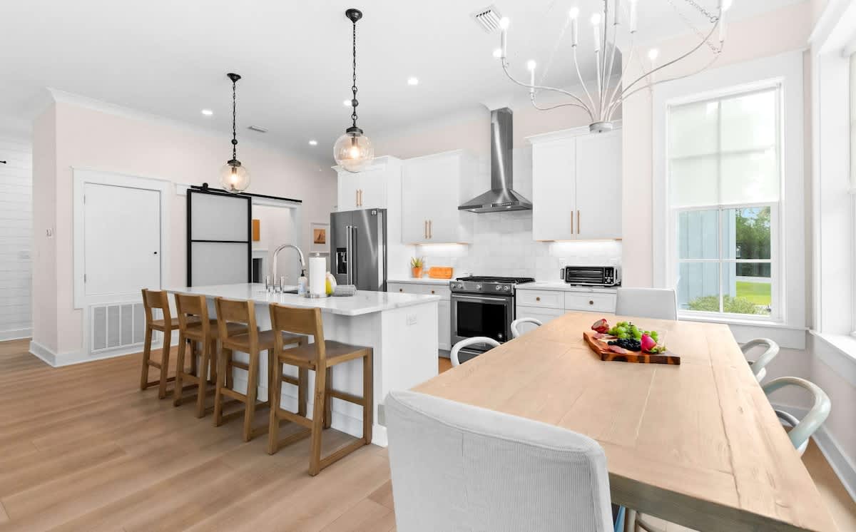 Dining area: Seating for 8, kitchen bar with 4 barstools