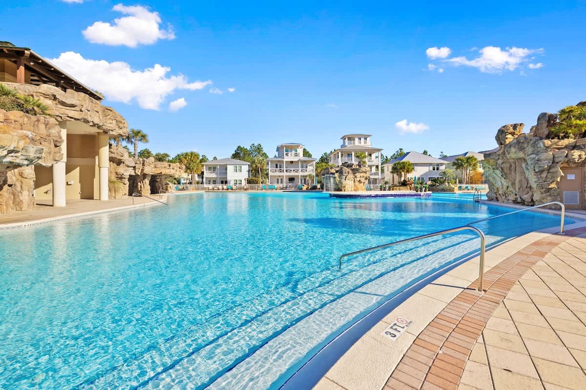Santa Rosa Beach Getaway, Shared Pool , Golf Cart