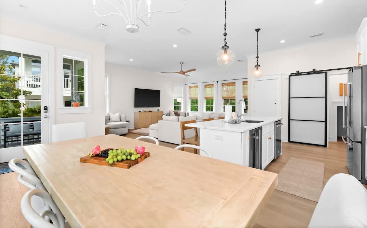 Dining area: Seating for 8, kitchen bar with 4 barstools