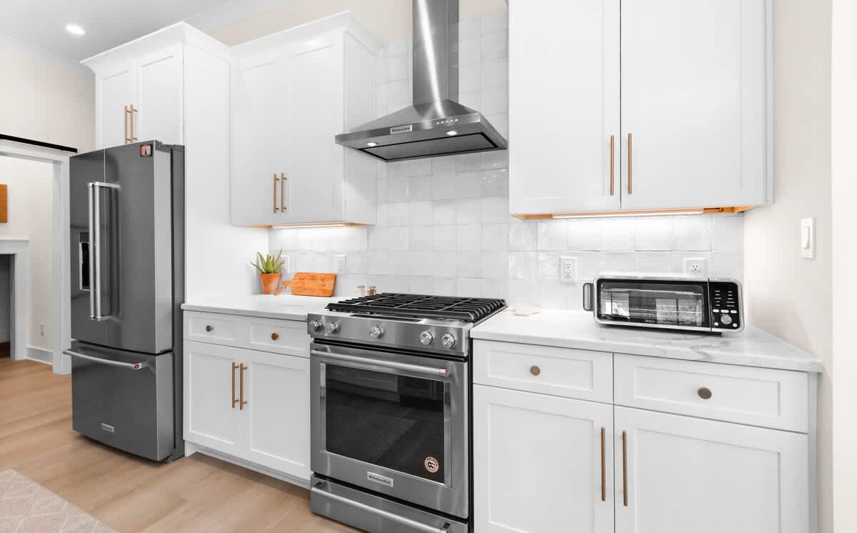 Kitchen: Drip coffee maker, Keurig, air fryer, toaster oven, blender, KitchenAid appliances, tableware 
