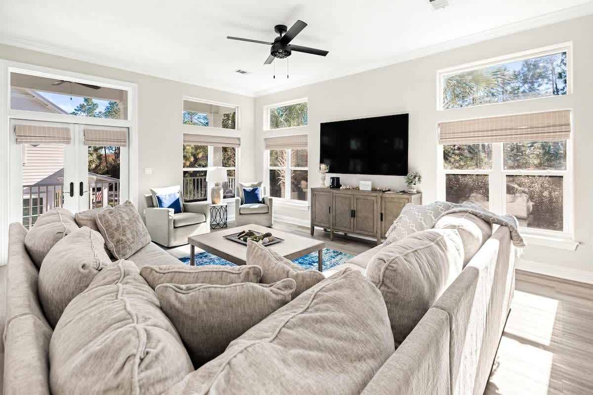 Living room: Smart TV, central heating, no A/C